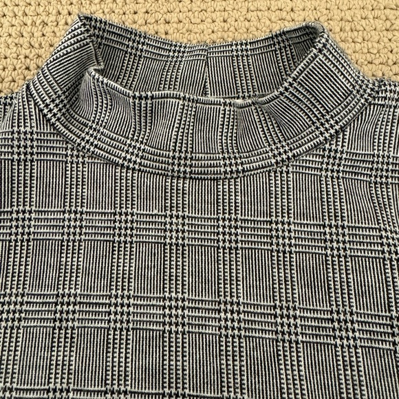 ANTISTAR CLASSIC CROP TOP, SIZE M (FITS LIKE A SMALL) STELLAR WITH WHITE JEANS - Picture 4 of 8